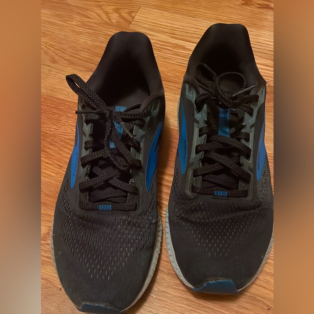 Brooks athletic shoes Launch 8 
Men's 8.5 
Blue/black
Good condition
